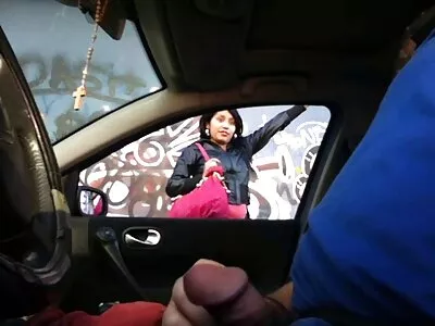 മെലിഞ്ഞ സ്ത്രീ ഒരു പ്രദർശനം നടത്തുന്നു