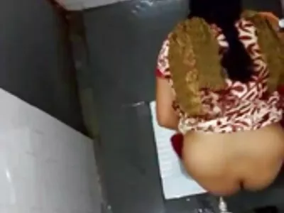 സുന്ദരിയായ സുന്ദരിയായ ഭാര്യ തന്റെ എല്ലാ മാതാപിതാക്കളെയും ഒരു ഫുട്ബോൾ ഗെയിമിലേക്ക് അയച്ചു