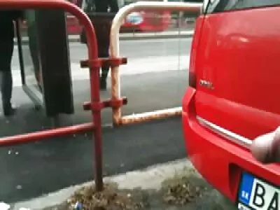 ബ്ളോണ്ട് ഒരു കോഴി മുലകുടിക്കുന്നു
