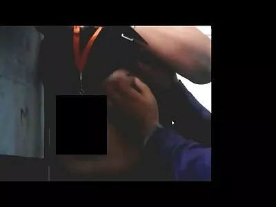 വലിയ കഴുത സ്ത്രീ അവളുടെ കഴുതയെ കുലുക്കുന്നു