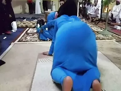 തടിച്ച സുന്ദരി അവളുടെ മുലകൾ കാണിക്കുന്നു