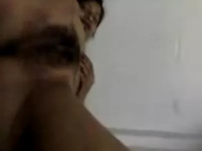 ബസ്റ്റി ചിക്ക് അവളുടെ പാന്റീസ് നീക്കം ചെയ്യുന്നു