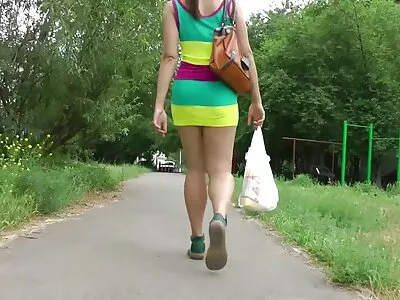 അതിശയകരമായ പെൺകുട്ടി ഒരു ഡിൽഡോ നക്കുന്നു