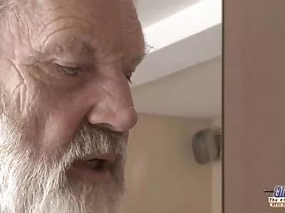 രണ്ടു പെൺകുട്ടികൾ ഒരു ചേട്ടന്റെ കൂടെയുണ്ട്