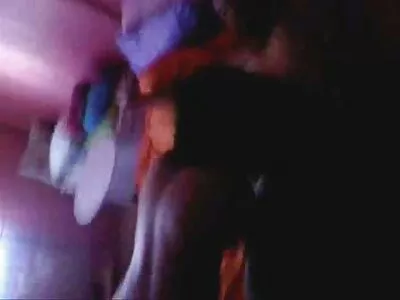 സുന്ദരിയായ ഭാര്യ കാറിൽ വസ്ത്രം ധരിക്കുന്നു