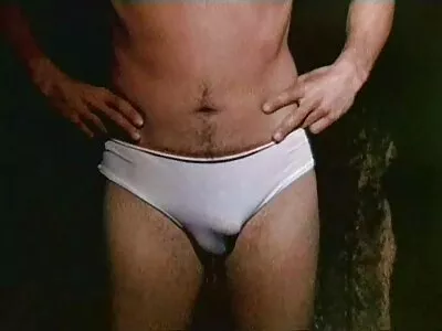കോഴിക്കുഞ്ഞ് കുറച്ച് ലോഷൻ തേക്കുന്നു