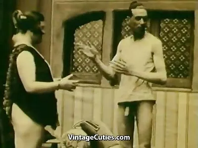 അവളുടെ നല്ല പ്രകൃതിദത്ത ബൂബികൾ തളിക്കുന്നു