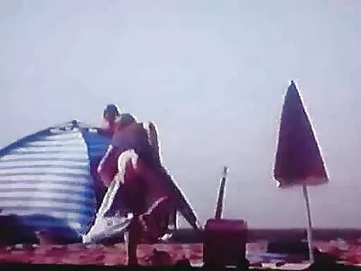 അതിസുന്ദരിയായ ബ്രൂണറ്റ് മിൽഫ് അവളുടെ കുളി എടുത്ത് വെബിൽ ബാത്ത് ടബ്ബിൽ പങ്കിടുന്നു