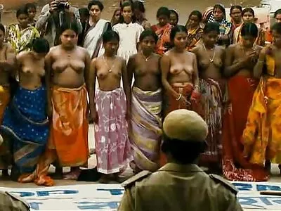 ബ്രൂണറ്റ് അവളുടെ ഇറുകിയ കുണ്ണയെ കളിയാക്കുന്നു