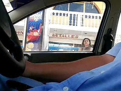 തടിച്ച പെൺകുട്ടിക്ക് ആ കറുത്ത കോഴിയെ വേണം