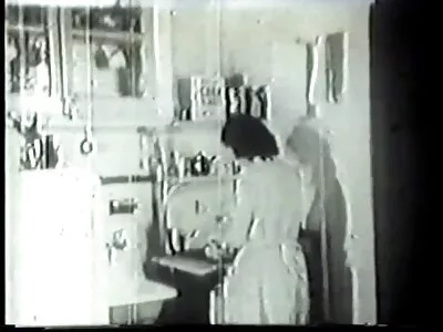 ബ്രൂണറ്റ് ഞങ്ങളുടെ മുന്നിൽ രസിക്കുന്നു