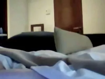 ചെറിയ മുടിയുള്ള സുന്ദരി ഒരു ഡിൽഡോ നക്കുന്നു