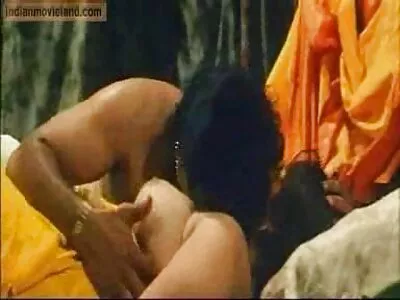 അങ്ങനെ സുന്ദരിയായ സ്വിംഗർ ബ്രൂണറ്റ് മിൽഫ് ഭാര്യ ഭർത്താവ് ചിത്രീകരിക്കുമ്പോൾ ഒരു സുഹൃത്തിനോടൊപ്പം കളിയാക്കുന്നു