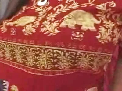 വളഞ്ഞ സുന്ദരി ഒരു കോഴിയെ കൈകാര്യം ചെയ്യുന്നു