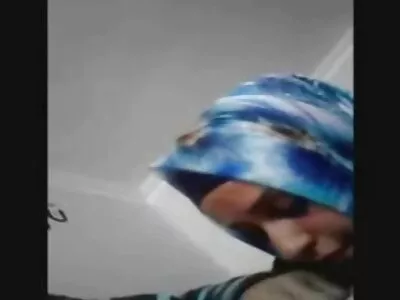 ഒരു ചൂടുള്ള സ്ലട്ട് ഒരു ഡിക്കിനെ നക്കുന്നു
