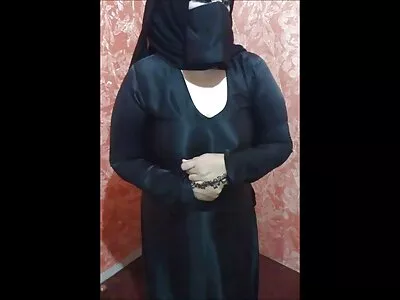 വലിയ മുലകൾ ഉള്ള കോഴിക്കുഞ്ഞ് വളയുന്നു