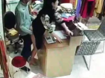 ഒരു ജനലിനു മുന്നിൽ ചുവന്ന മുടിയുള്ള വേശ്യ