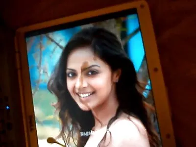 ചീഞ്ഞ ചുണ്ടുള്ള സുന്ദരിയായ സുന്ദരി നഗ്നയാകുന്നു